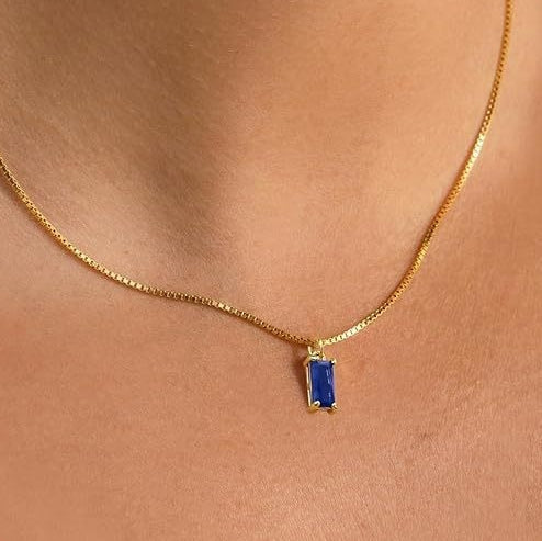 Minimalistický náhrdelník se safírovým přívěskem | Bílé zlato