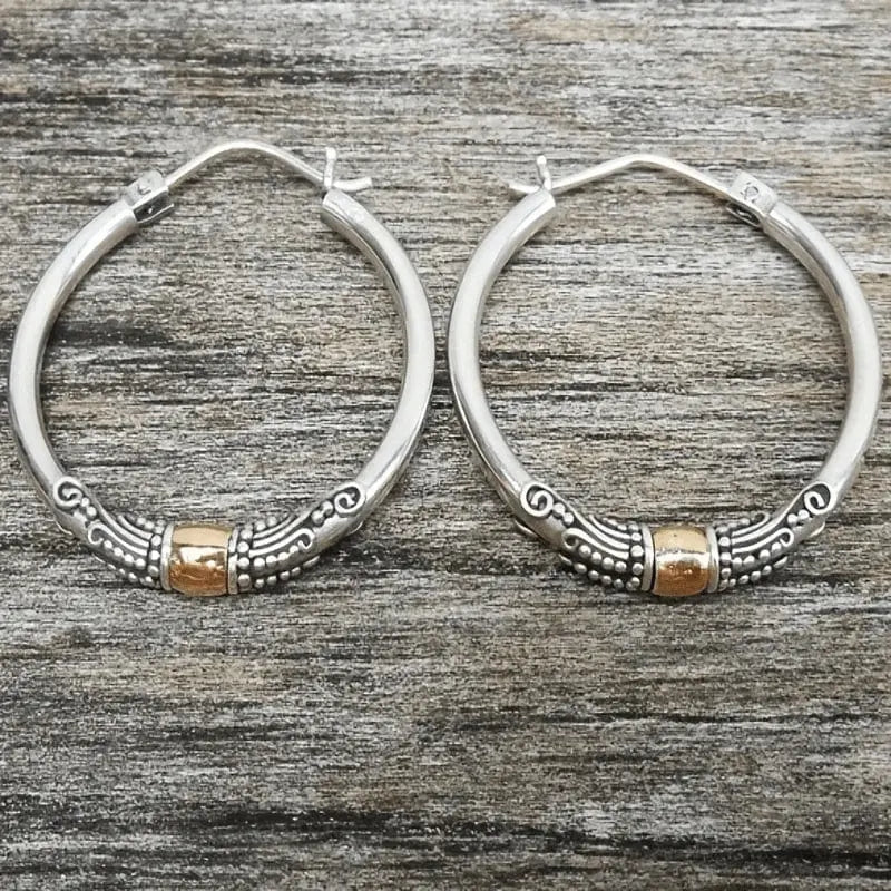 Retro náušnice s rytým motivem | Bílé zlato